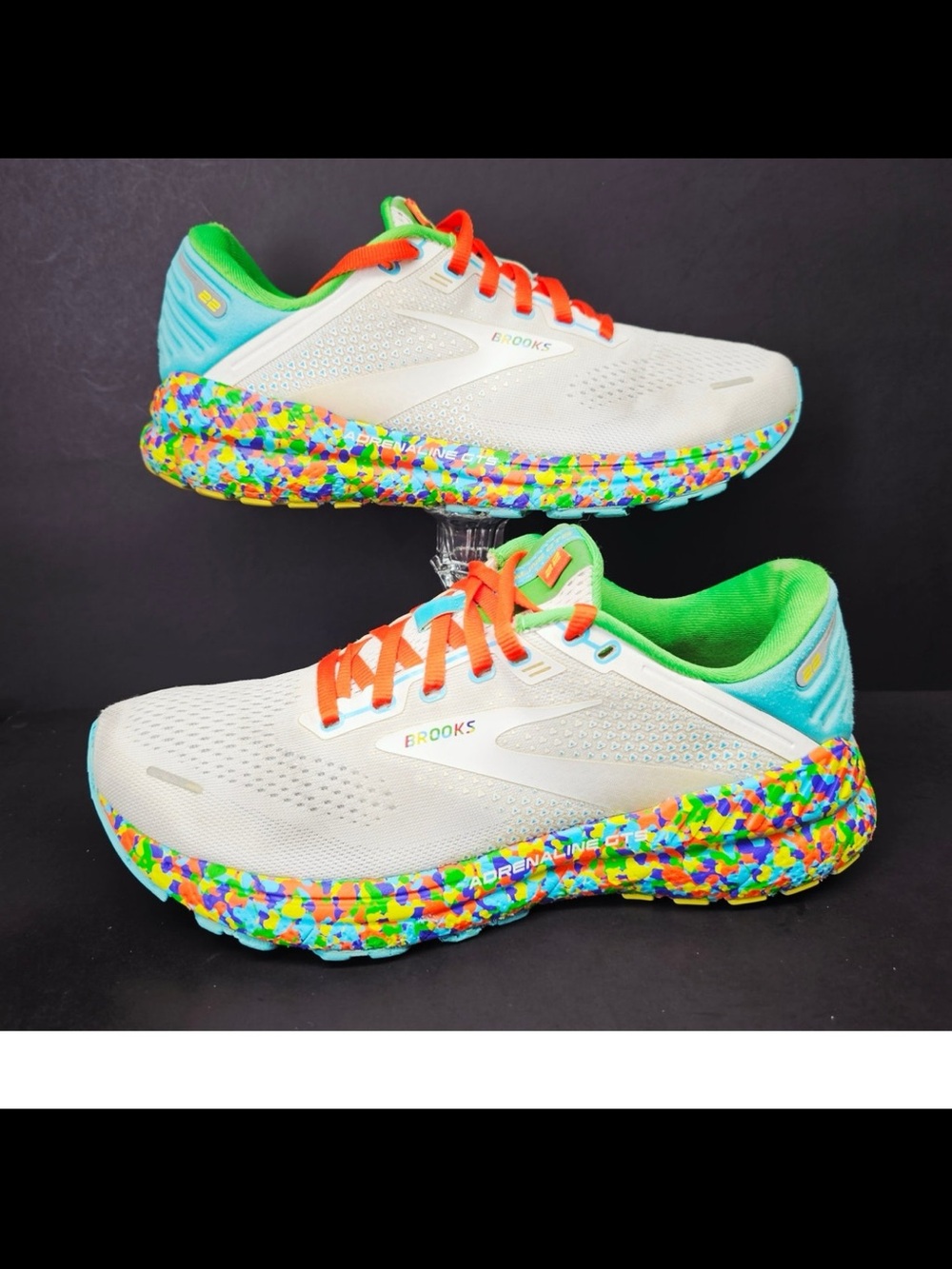 Brooks Woman’s Running Shoes with Multicolor Speckled Sole Size 9